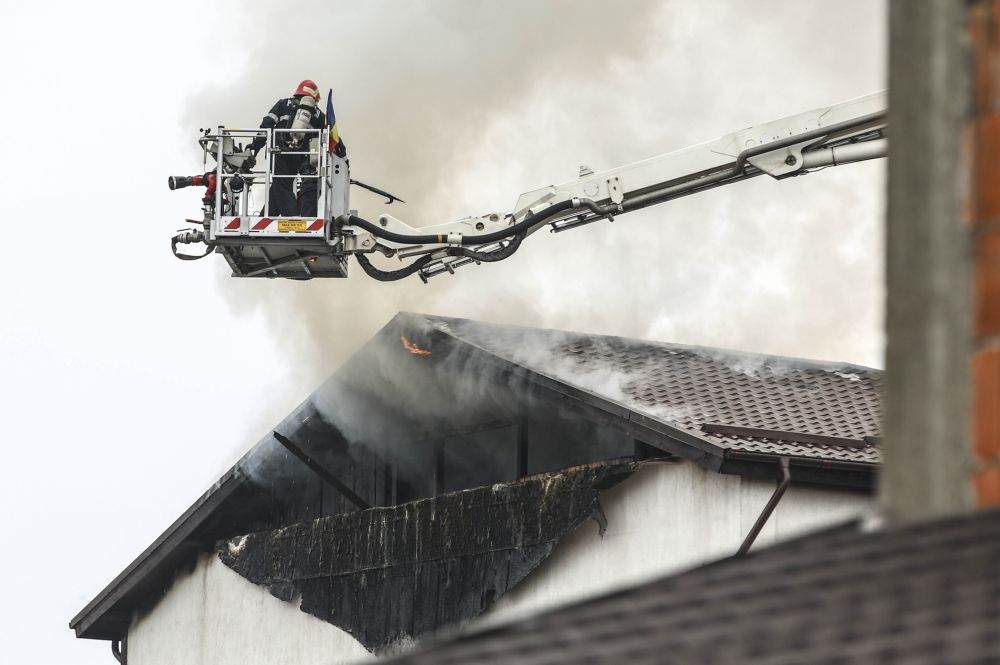 VIDEO/ Locuitorii din Chiajna aduc acuzații dure, după incendiul care a cuprins trei blocuri. "E posibil să fi rămas doar cu hainele de pe mine!”. De la ce ar fi pornit incendiul