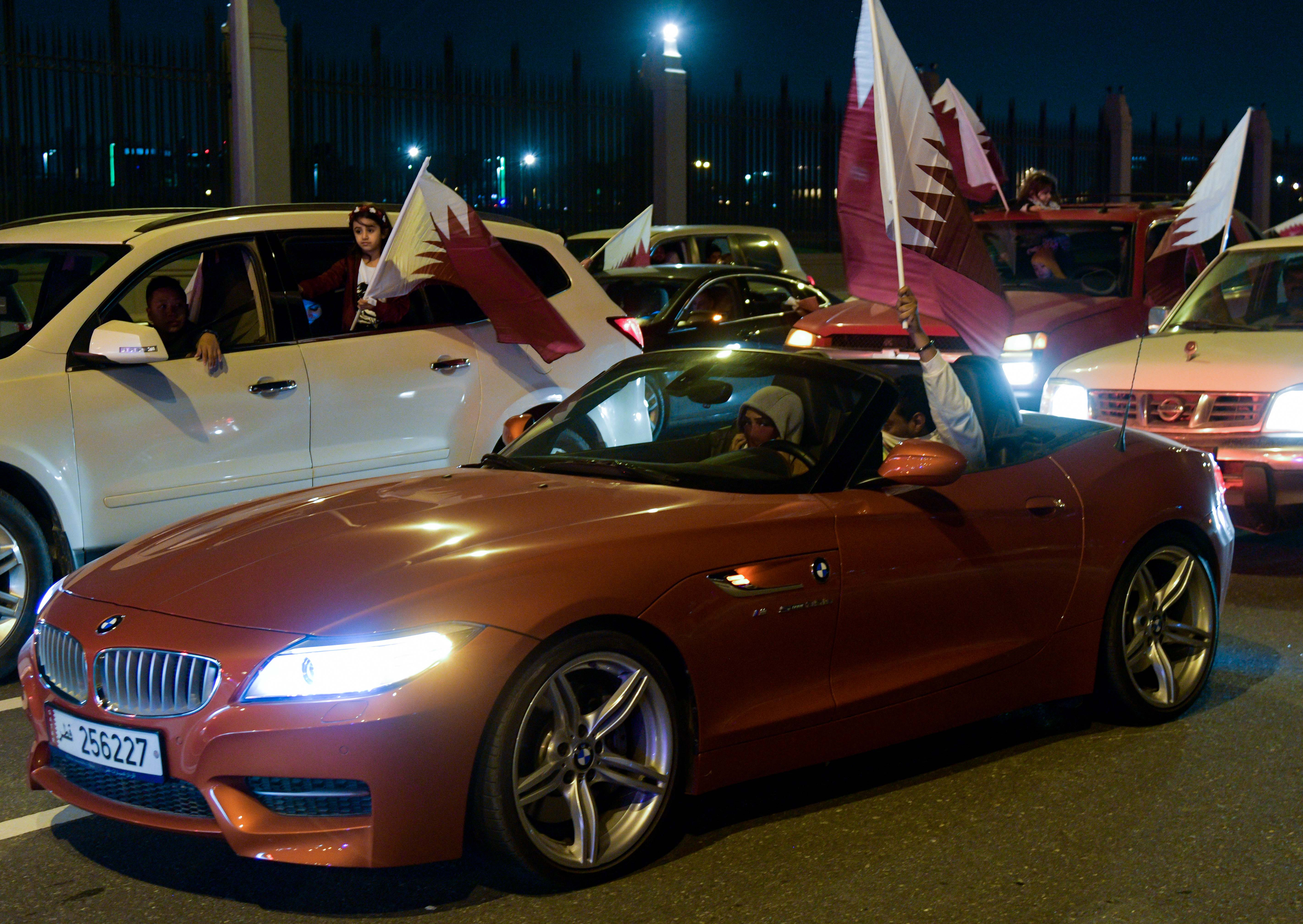 Suporterii naționalei de fotbal din Qatar au sărbătorit pe străzi câștigarea Cupei Asiei | GALERIE FOTO&VIDEO