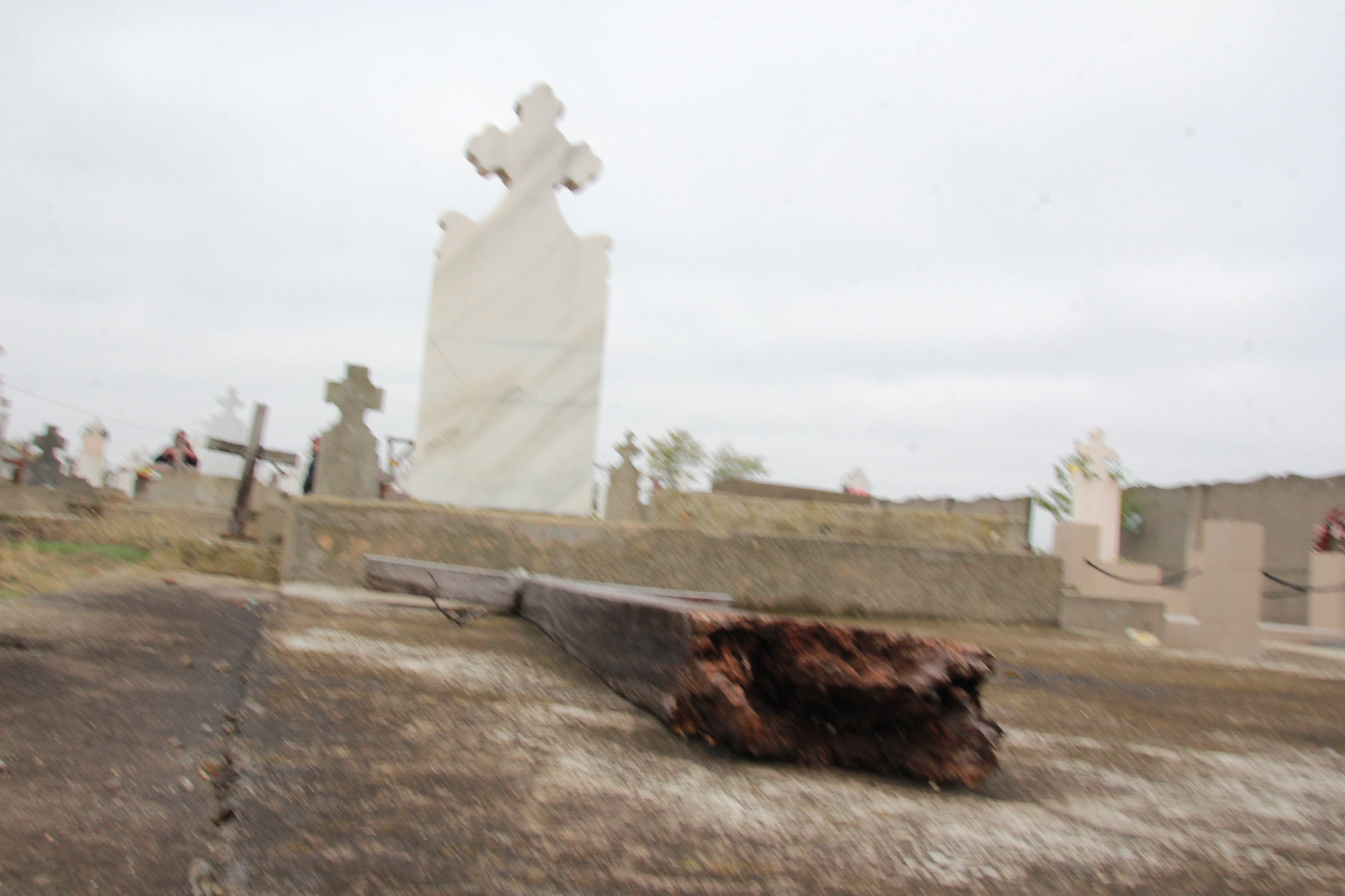 VIDEO/ Reportaj în satul unde țăranii au dezgropat un mort și i-au înfipt un țăruș în inimă. Oamenii încă mai cred că l-au împiedicat să devină strigoi și-au salvat o fetiță!
