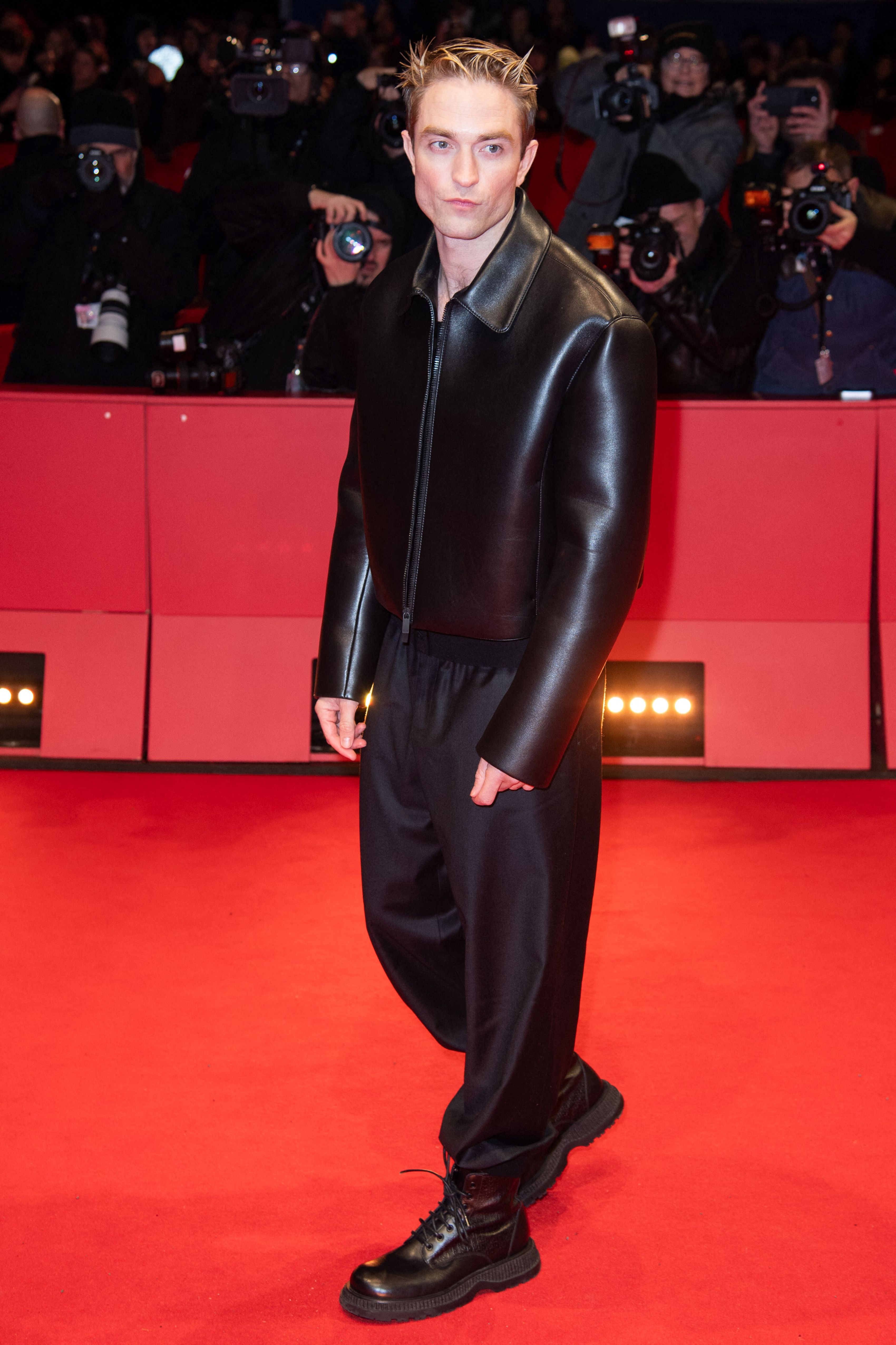 Interviu exclusiv cu Robert Pattinson despre „Mickey 17”, noul film în care apare. Ce spune despre regizorul Bong Joon Ho și actrița Naomi Ackie