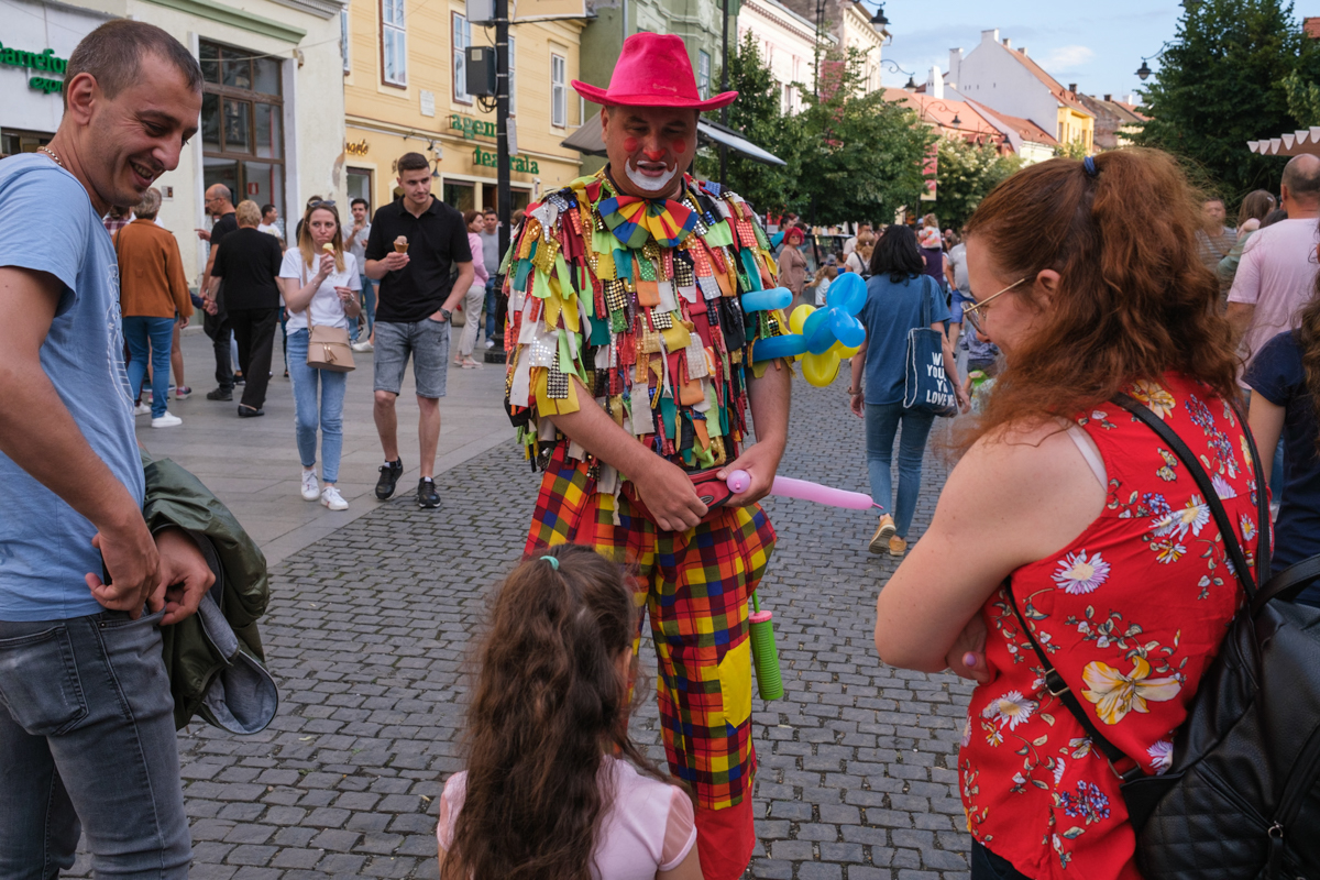 FOTOREPORTAJ de la Festivalul de Teatru de la Sibiu. Cum se transformă străzile unui oraș în scenă