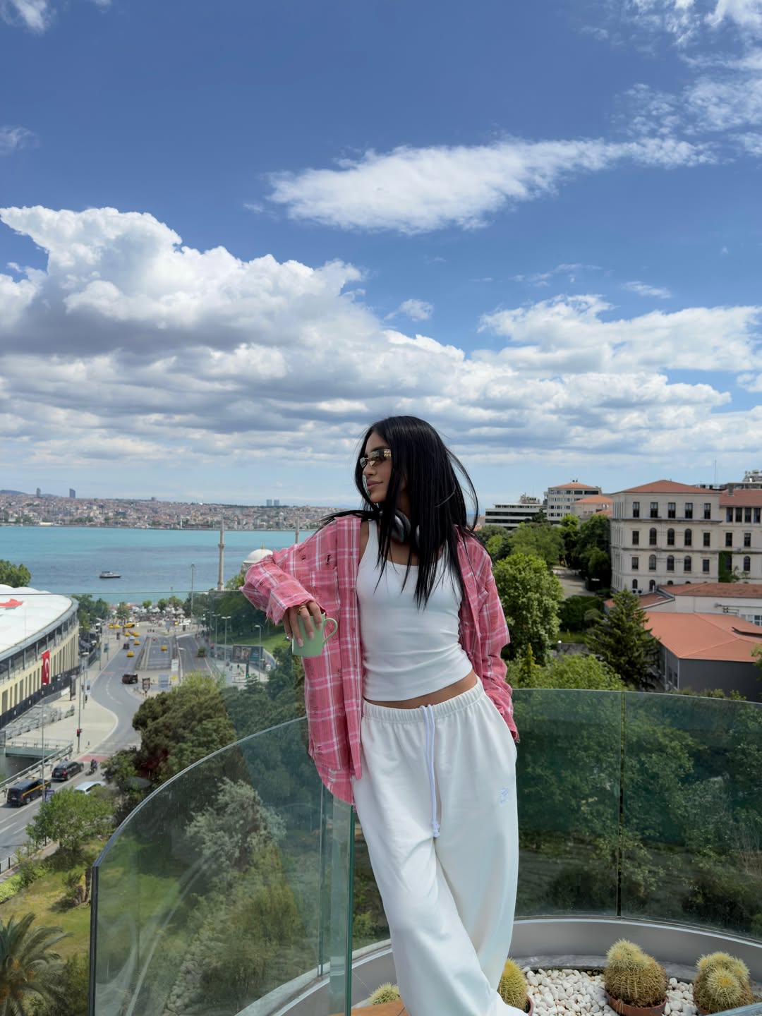 Cum au apărut Adelina Pestrițu și Ioana, soția lui Gabi Tamaș, la concertul lui Kanye West din Istanbul. Au stat doar 48 de ore în Turcia