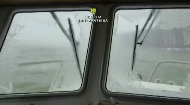 VIDEO/ Opt persoane rămase izolate și fără mâncare în Insula Mică a Brăilei din cauza vremii, salvate de polițiștii de frontieră