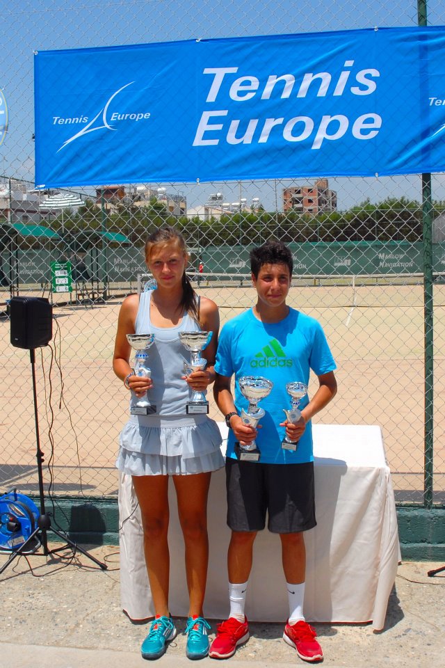 Un mare talent al tenisului tricolor se stinge în Cipru: ”Caut sponsor, pentru a-mi realiza visul!”. Raluca Șerban a intrat pe mâna antrenorului care l-a făcut mare pe Baghdatis. Sportiva este valoroasă, dar și frumoasă / GALERIE FOTO