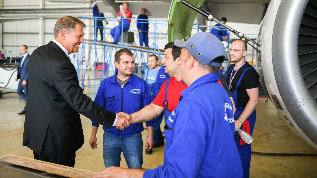 UPDATE. Președintele Klaus Iohannis a vizitat Aerostar SA:  Mi-aş dori să câştige contracte în continuare şi în domeniul militar