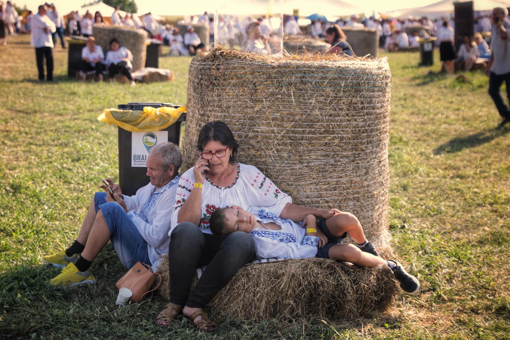 O mireasă și două nunți. Cum a petrecut poporul în vale, iar ceilalți invitați, în deal, la căsătoria „domnului AUR”, George Simion