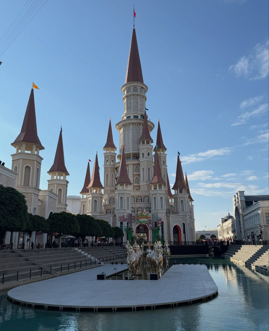 Imagini cu Roxana Nemeș și gemenii ei în vacanță, în Turcia. Cât costă sejurul la resortul de cinci stele din Antalya