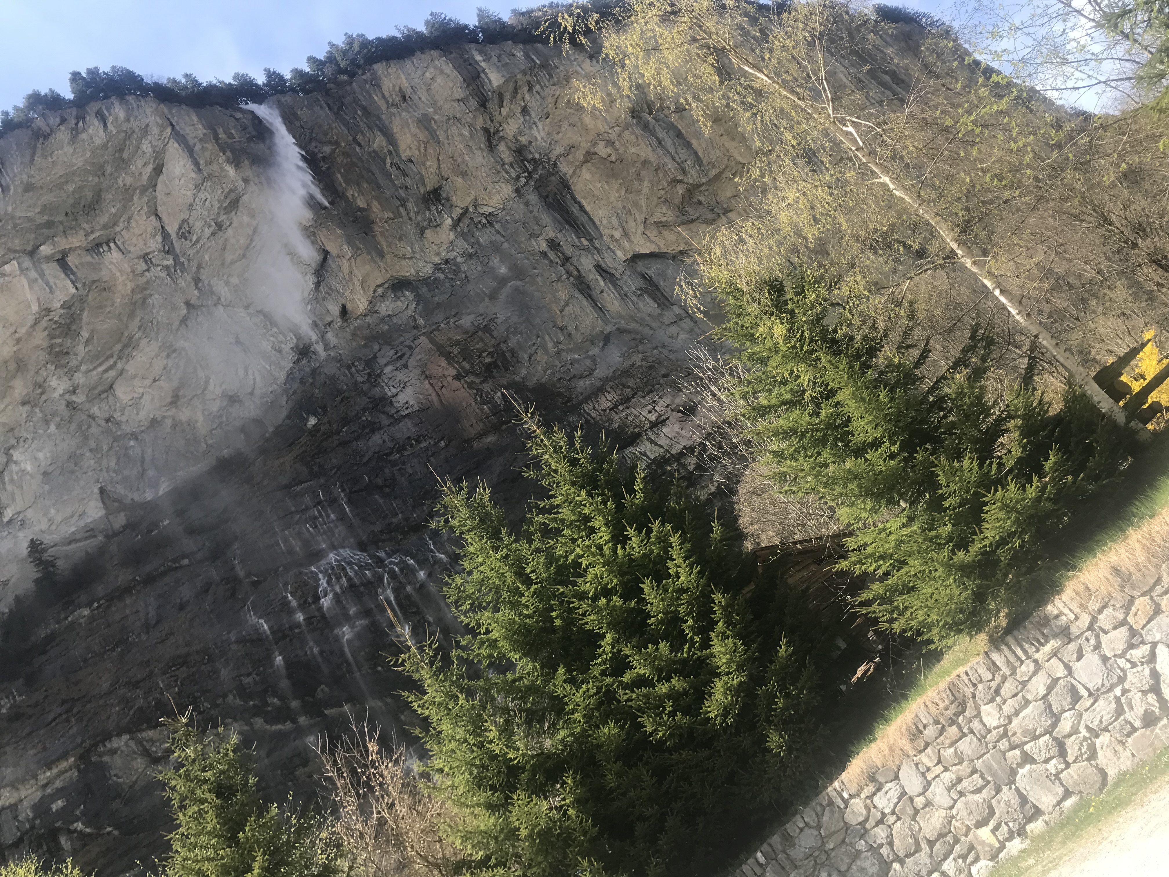 „Prea multe selfie-uri”. Un sat montan din Elveția introduce taxă de intrare din cauza afluenței de turiști