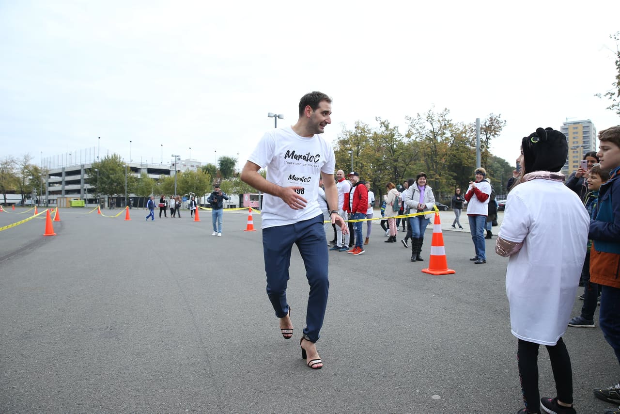 Maraton pe tocuri, în București! La "Maratoc", un eveniment caritabil organizat de actrița Monica Davidescu, au putut participa și bărbați