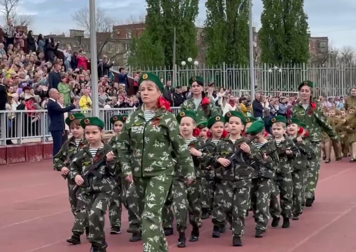 Paradă militară a grădinițelor, pe un stadion dintr-un oraș rusesc din apropierea Ucrainei, pe coasta Mării Azov