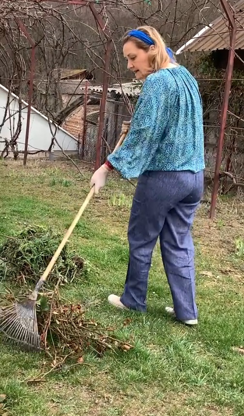 Imagini cu Elena Lasconi în grădina casei sale din Câmpulung Muscel. A dat cu sapa, a greblat, iar apoi a plantat flori de primăvară