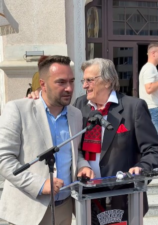 Cum a apărut Florin Piersic la 90 de ani, la Piatra Fest 2026. Imaginile cu marele actor au emoționat publicul