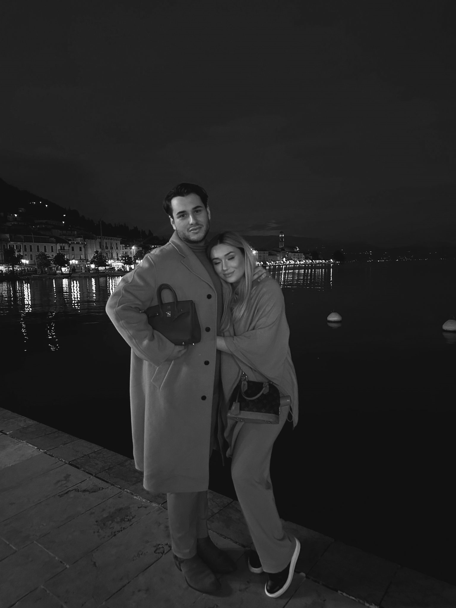 El poartă sacouri de 5 lei, ea se îmbracă în mii de euro. Cum au fost surprinși în club Vladimir Tătaru, fost concurent „Românii au talent”, și iubita lui