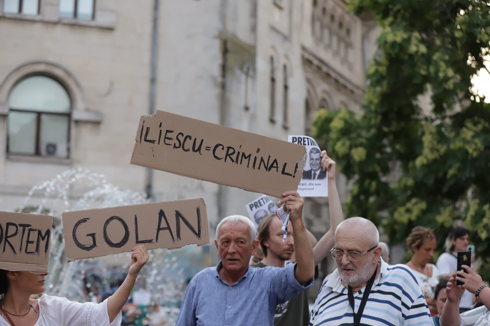 Protest în Piața Universității față de doliul național în memoria lui Ion Iliescu. Participanții au băut șampanie