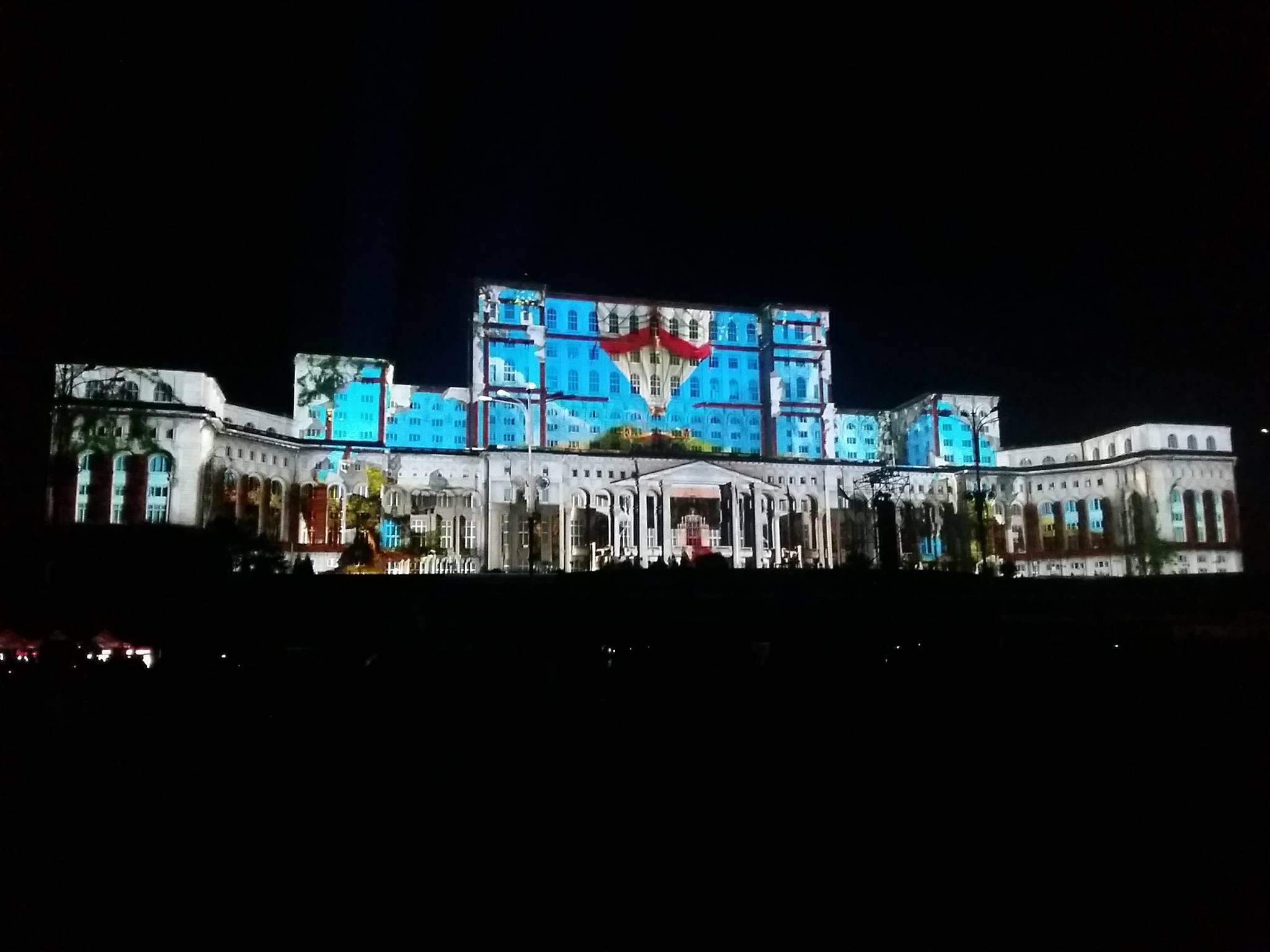 iMapp 2016. Spectacol în Piața Constituției. 104 de proiectoare schimbă faţada Palatului Parlamentului