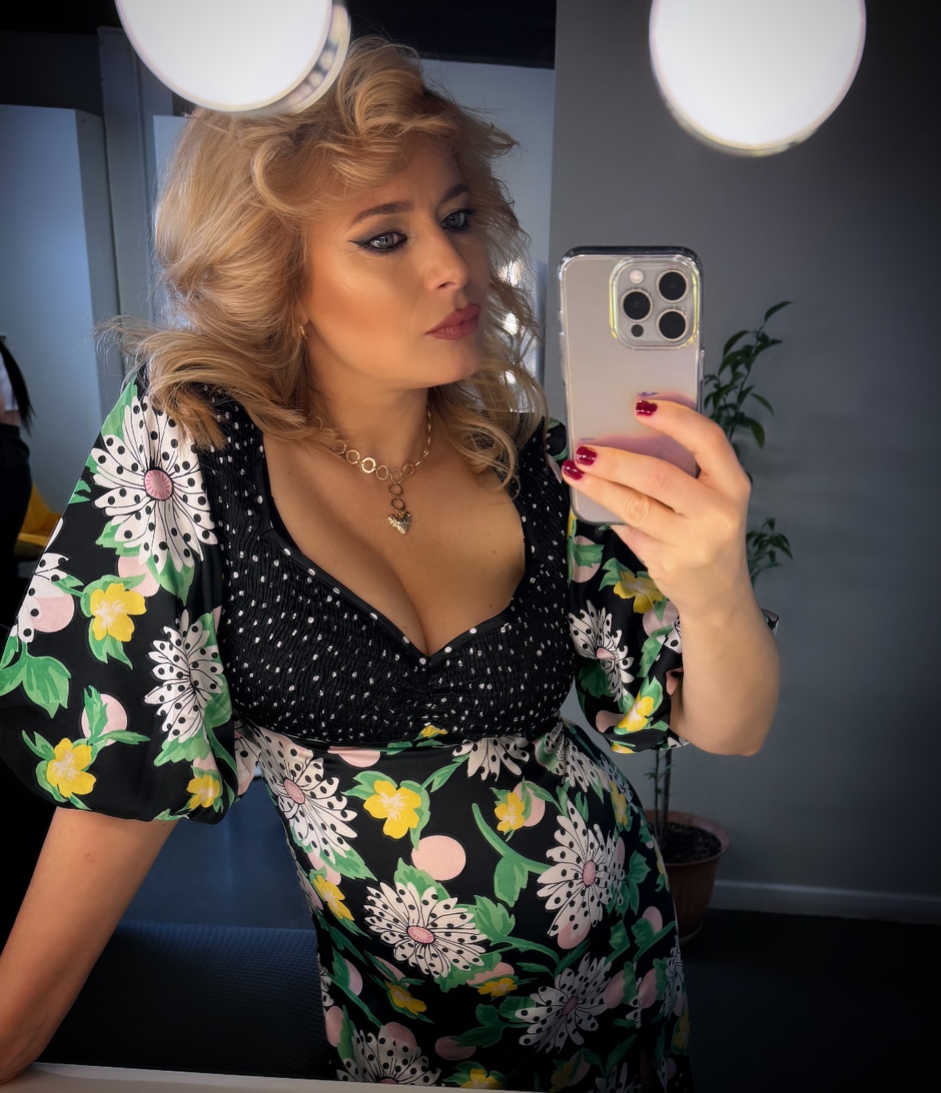 Laura Cosoi a atras toate privirile cu o rochie care a costat 50 de lei: „Am prins-o la reducere”. Actrița e însărcinată în 8 luni