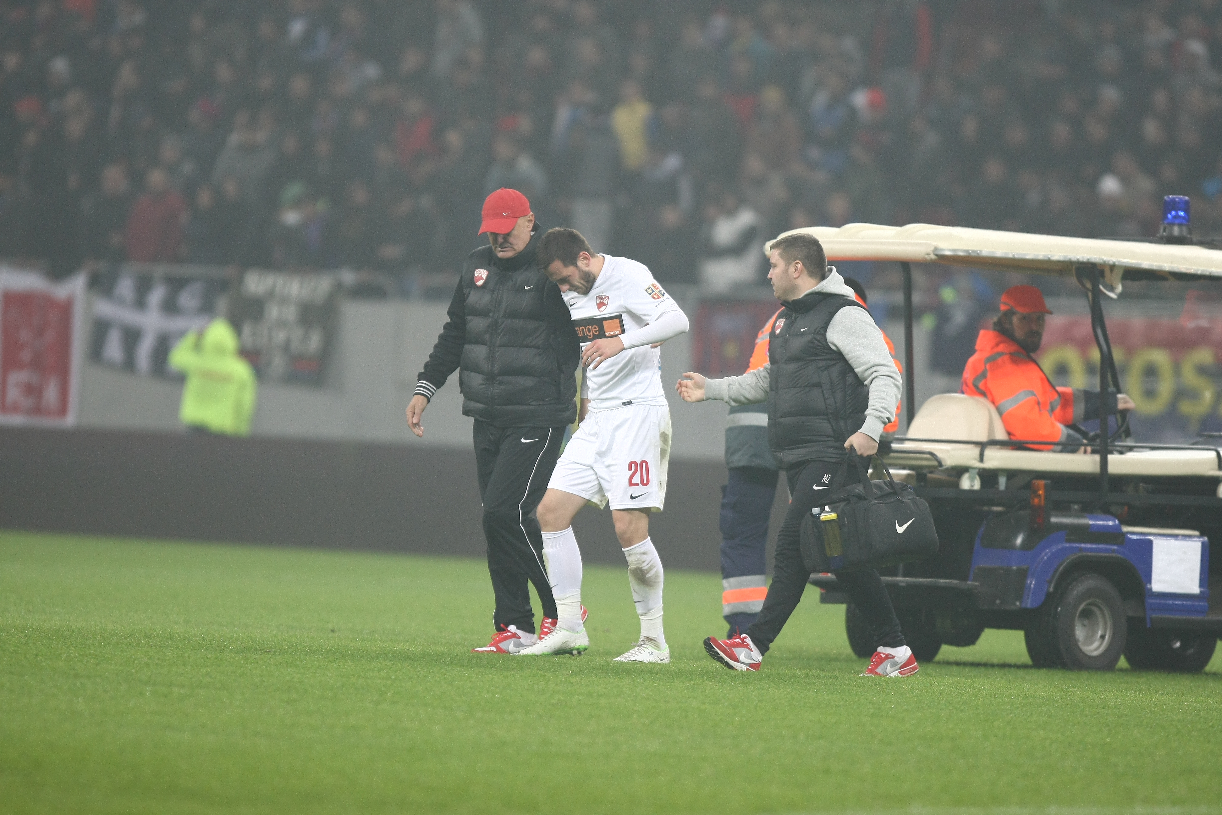 GALERIE FOTO&VIDEO/ DERBY-UL ROMÂNIEI, STEAUA - DINAMO 3-0. ^ Echipa din Ghencea i-a speriat pe ”câini” de Halloween! Szukala, Papp și Keșeru au înscris pentru roș-albaștri. Arlauskis și Bărboianu, loviți de petardele aruncate de suporteri. Băiatul lui Florentin Petre a debutat la Dinamo