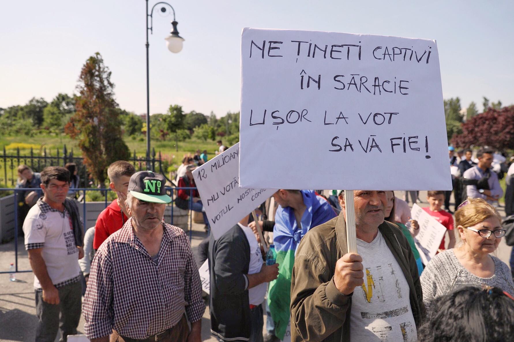 GALERIE FOTO / "Ziua Internaţională a Rezistenţei Romilor" a fost celebrată printr-un marș, astăzi, în Capitală