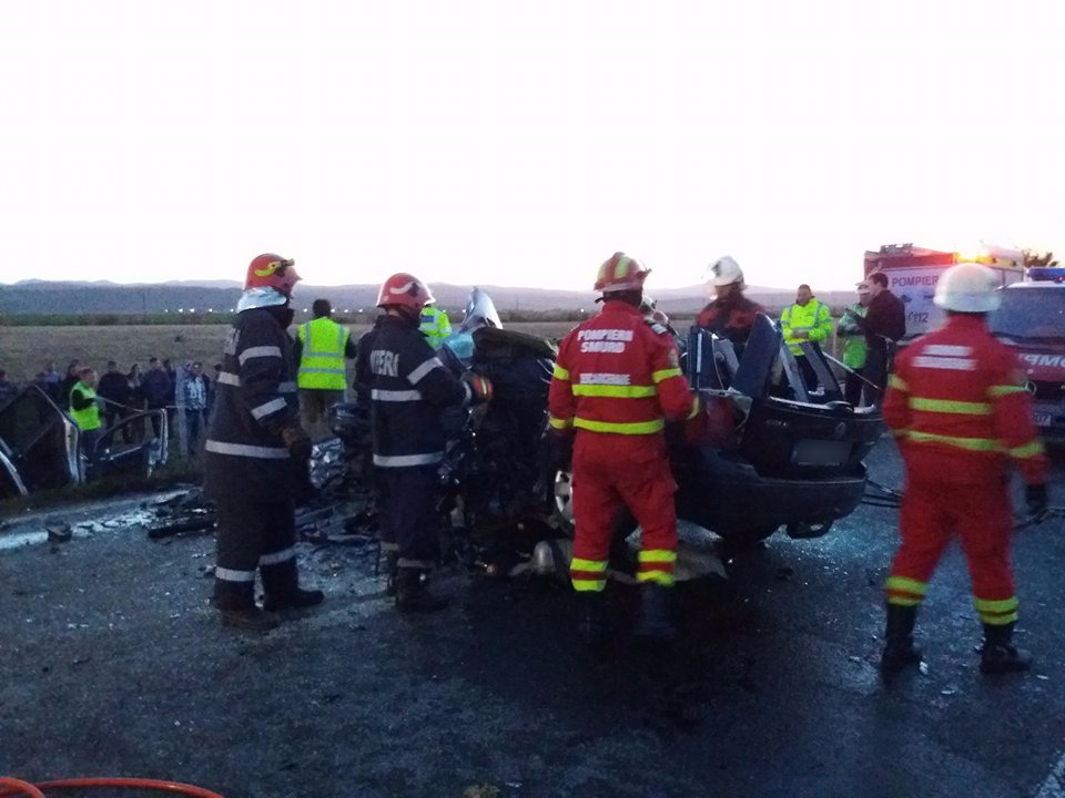 FOTO&VIDEO/ Bilanțul accidentului de pe DN2E a crescut la 5 morți. Un preot, sora, cumnatul şi unul din copiii acestuia au murit în accident