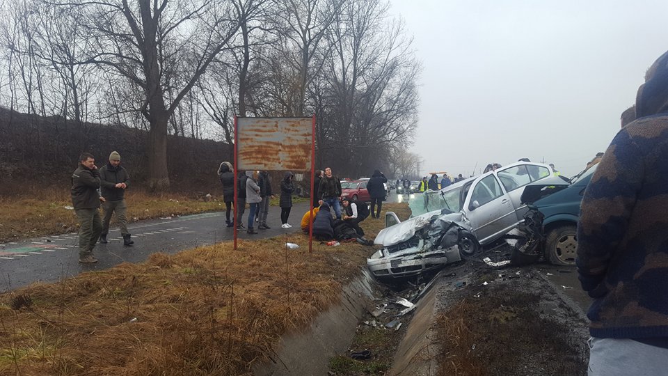 Peste 20 de oameni, implicați în accidente grave pe șosele. Patru copii au fost răniți