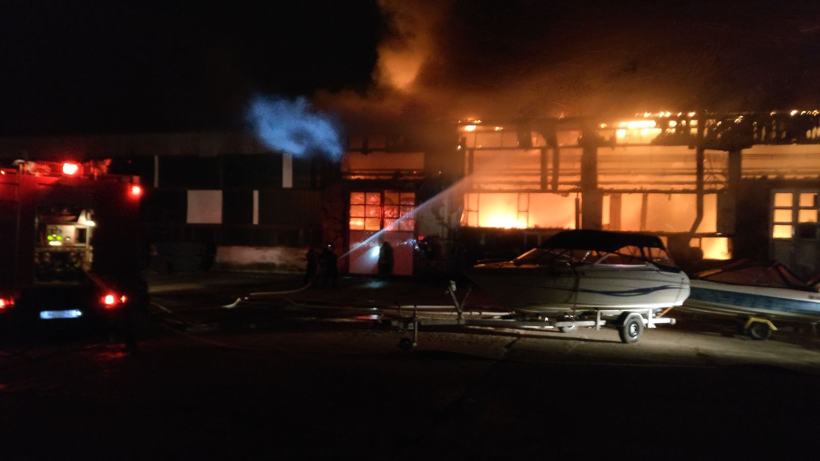 Incendiul violent la societatea de transport public din Tulcea a fost stins. „Pagubele sunt foarte mari” | FOTO&VIDEO