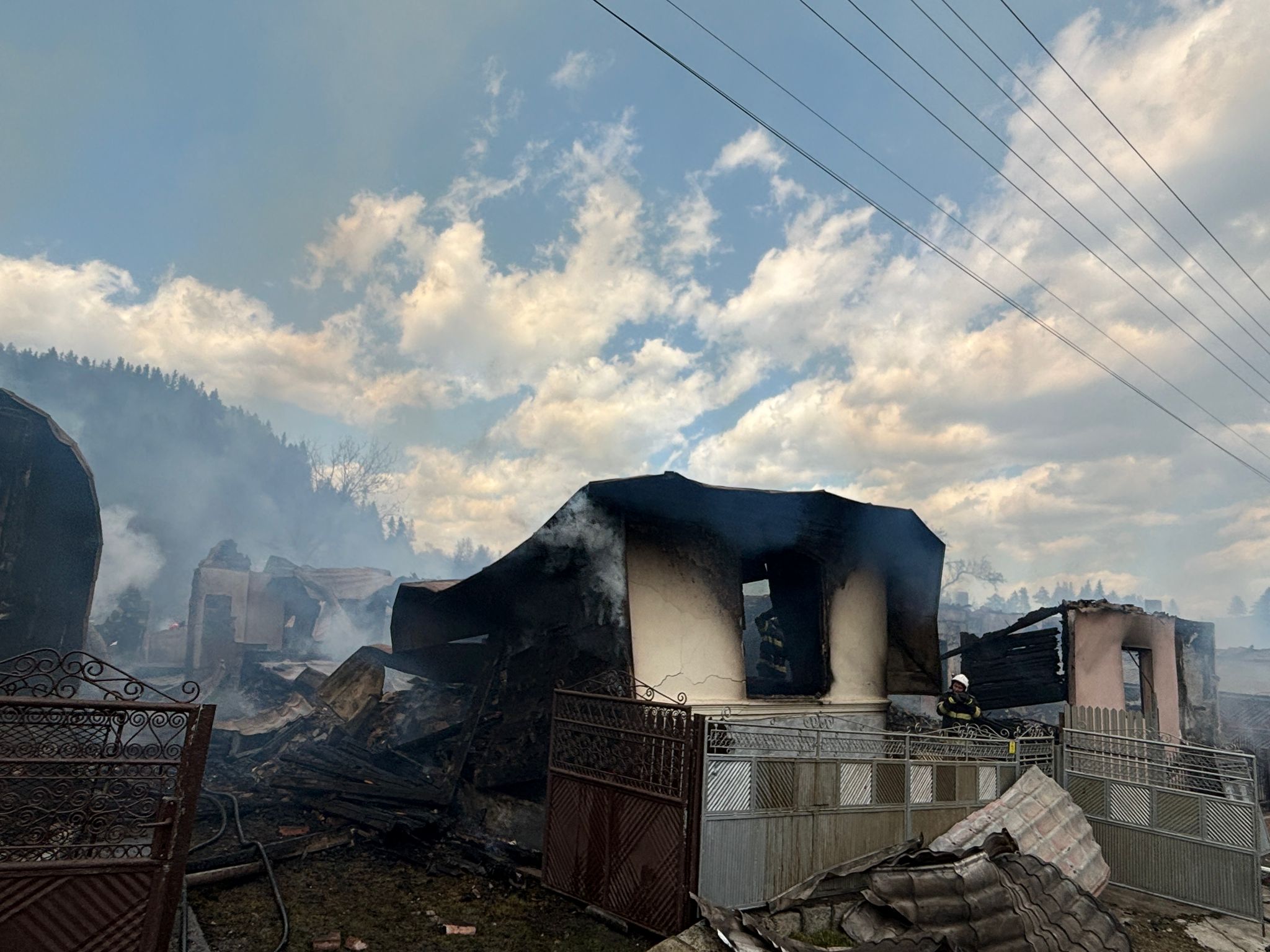 Noi imagini cu dezastrul lăsat în urmă de incendiul devastator din Soveja, în Vrancea: „Situația este critică"