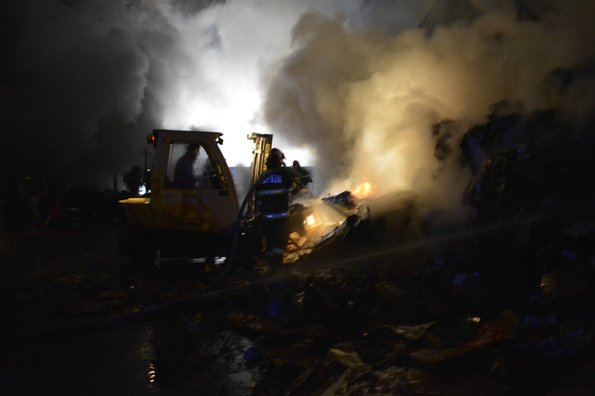 Incendiu puternic în curtea unui mall din Cluj. Clienții unui supermarket au fost evacuați | VIDEO