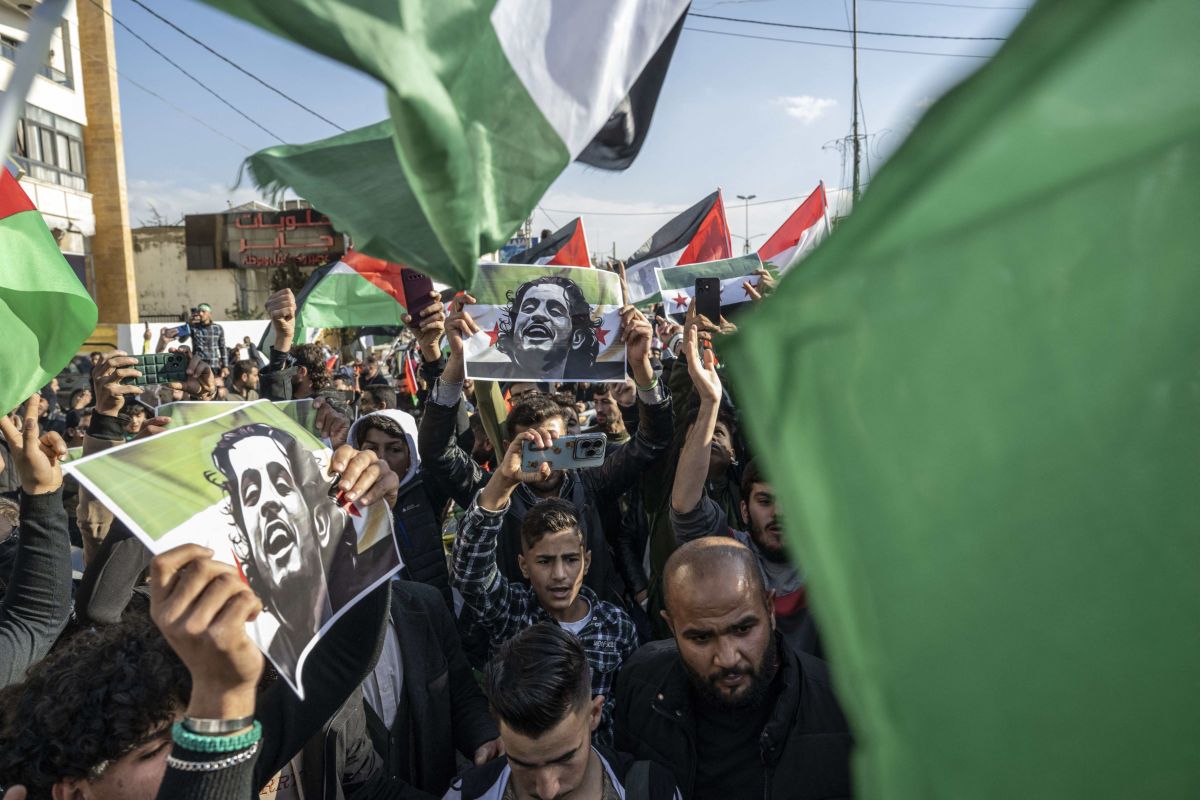 Marea migrație înapoi în Siria. Drumurile sunt blocate de oamenii care se întorc acasă după căderea regimului Bashar al-Assad
