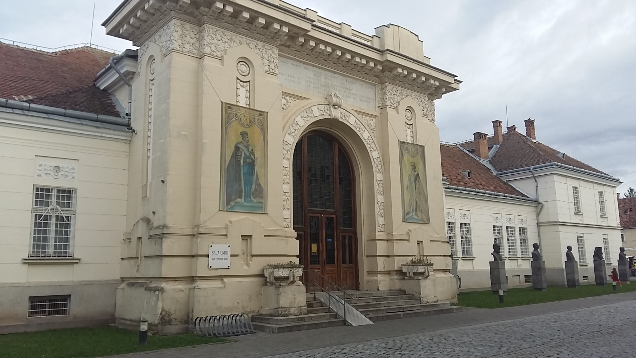 REPORTAJ: Istoria frumoasă, dar tristă a Sălii Unirii din Alba Iulia: de Centenar, închisă pentru restaurare