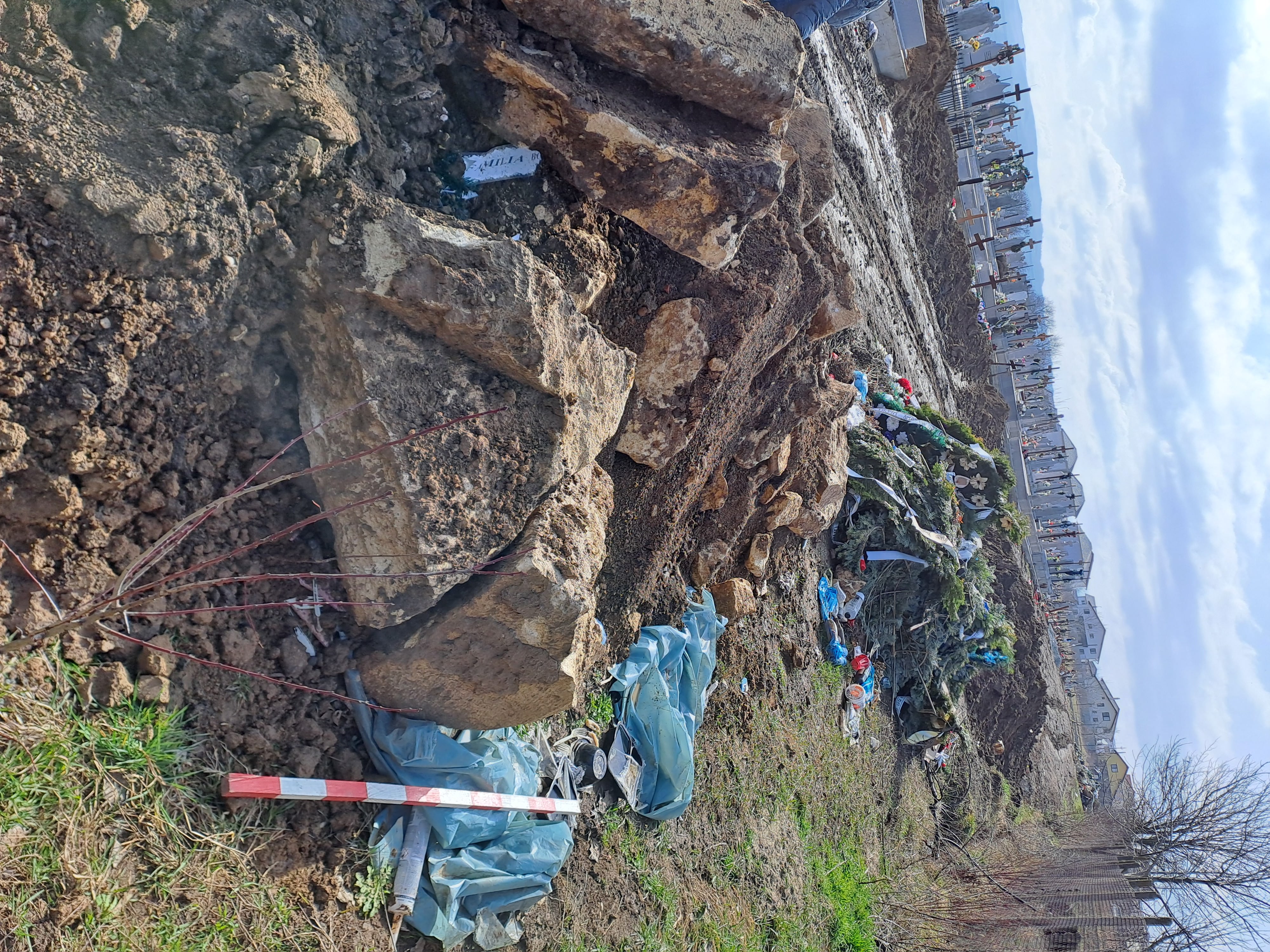 Autoritățile din Alba, după ce un gropar a spart cu excavatorul un sarcofag roman din epoca lui Traian: „Ce înseamnă valoare universală? Că vin marțienii să vadă sarcofagul?”