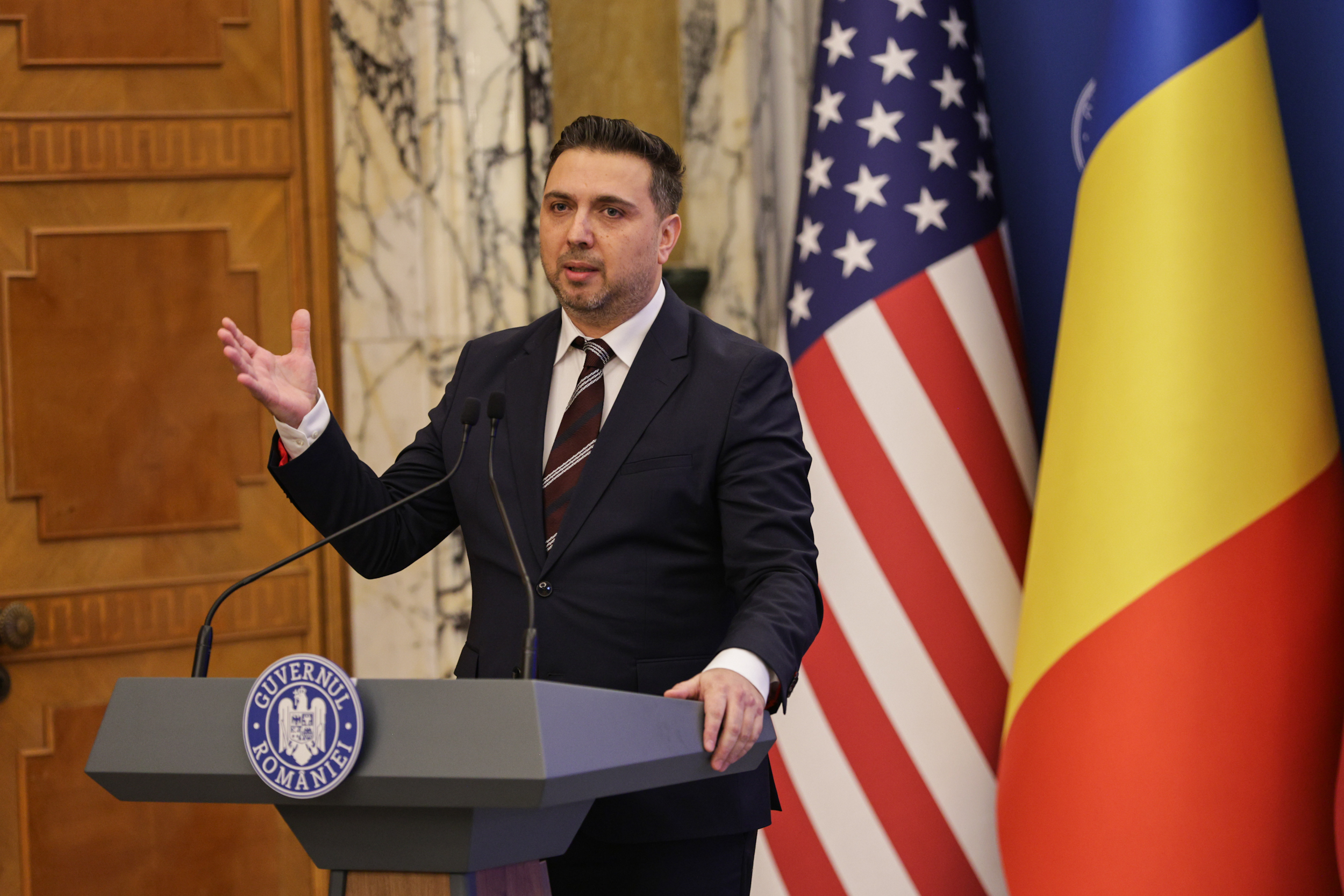 Românii pot călători în SUA fără vize din 31 martie. Decizia, oficializată de Marcel Ciolacu, ambasadoarea SUA și Hagi: „Un moment istoric”