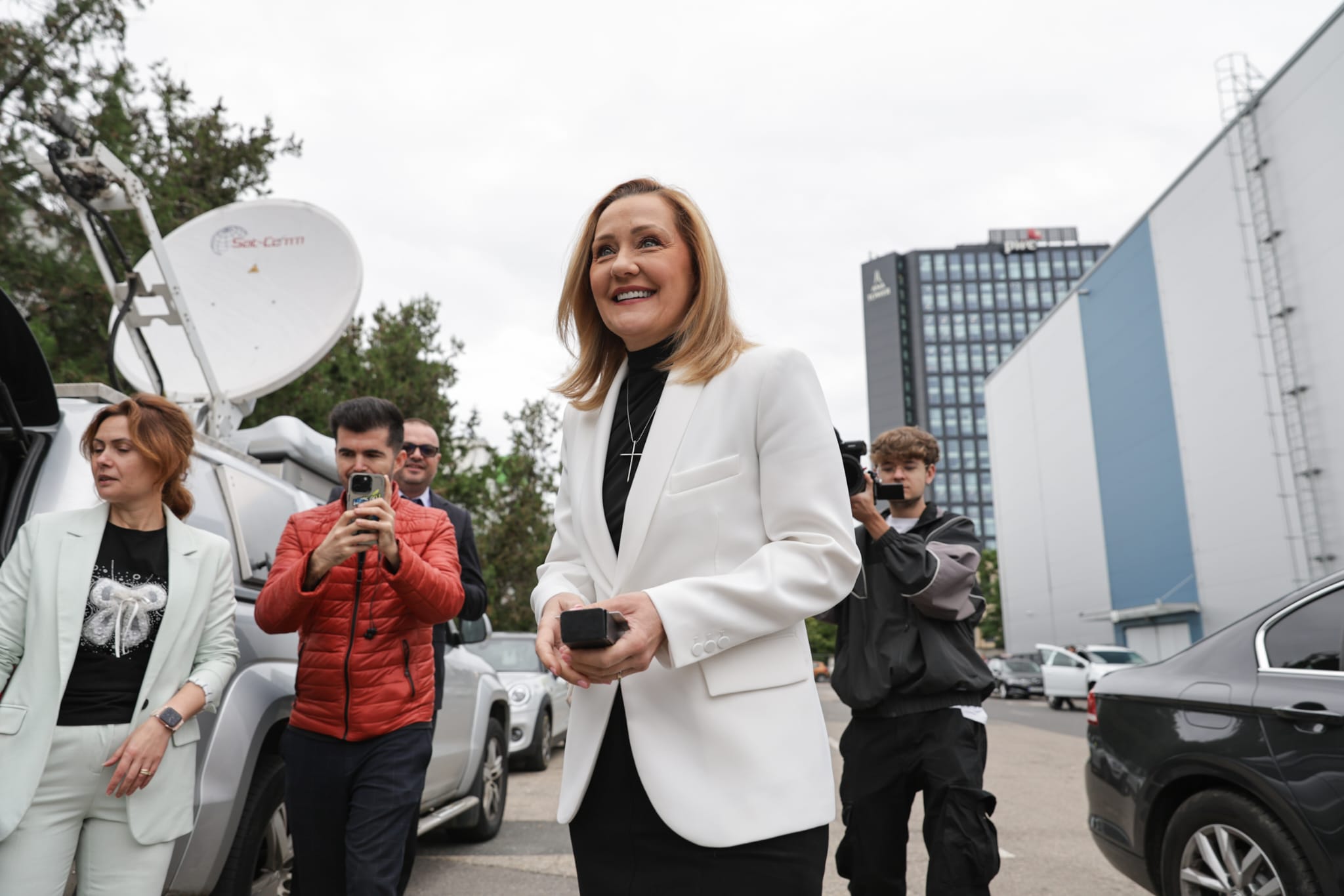 Elena Lasconi și-a depus candidatura la prezidențiale. Atac la Nicolae Ciucă: „Asta știe să facă, să execute ordine” | VIDEO