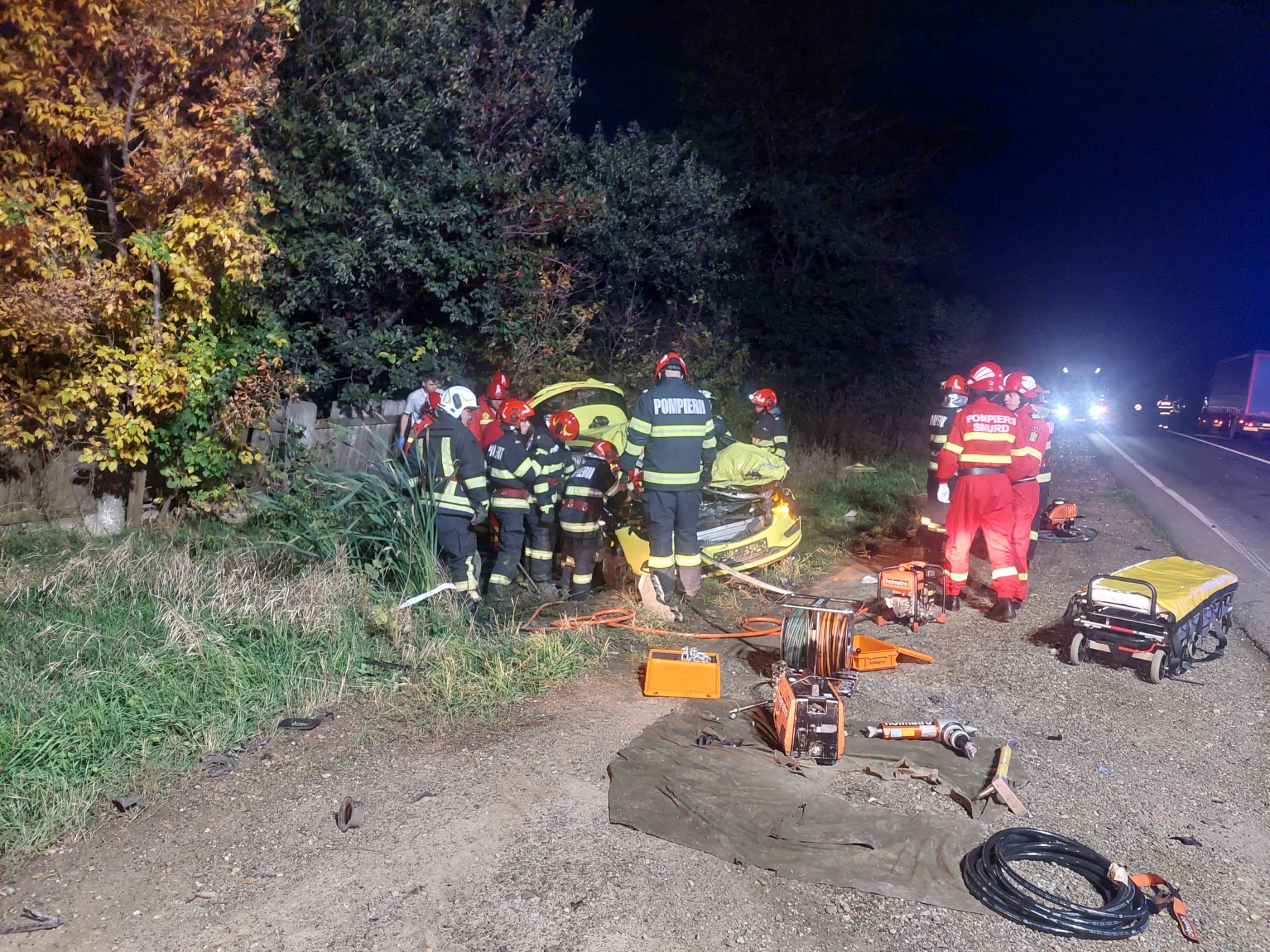 Doi oameni au murit, în Neamț, după ce un TIR a spulberat un autoturism. Gestul făcut de unul dintre șoferi a dus la tragedie