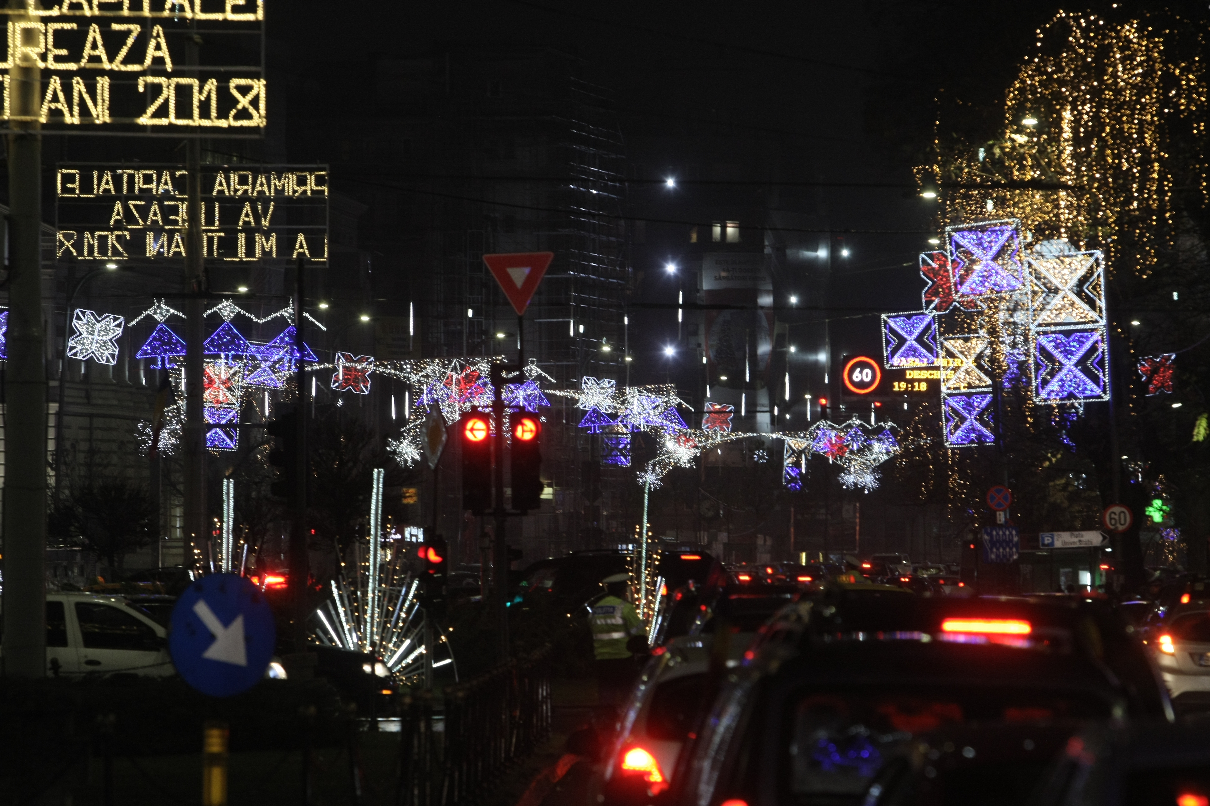 S-au aprins luminițele de Crăciun în București. Iată cum arată centrul Capitalei / GALERIE FOTO