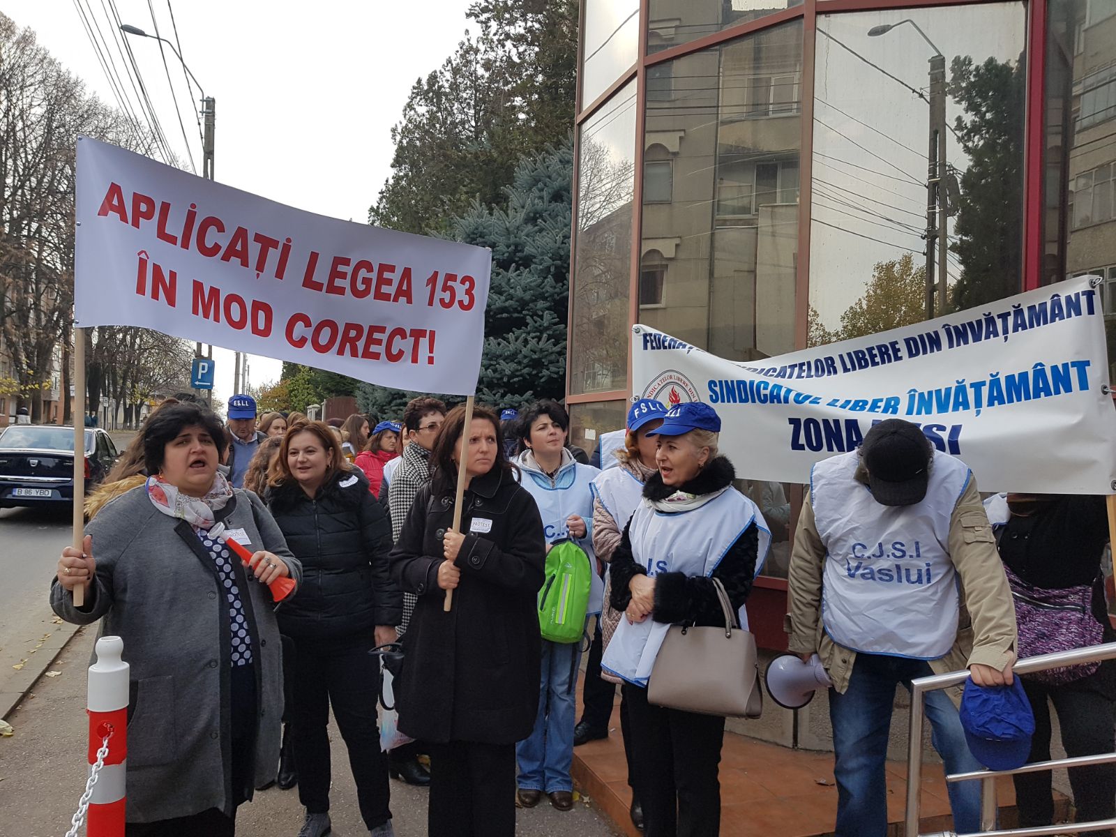 #SalariileRomanilor: Profesorii au ieșit în stradă la Vaslui: ”Sistați abuzurile la adresa personalului din învățământ”| FOTO&VIDEO REPORTAJ