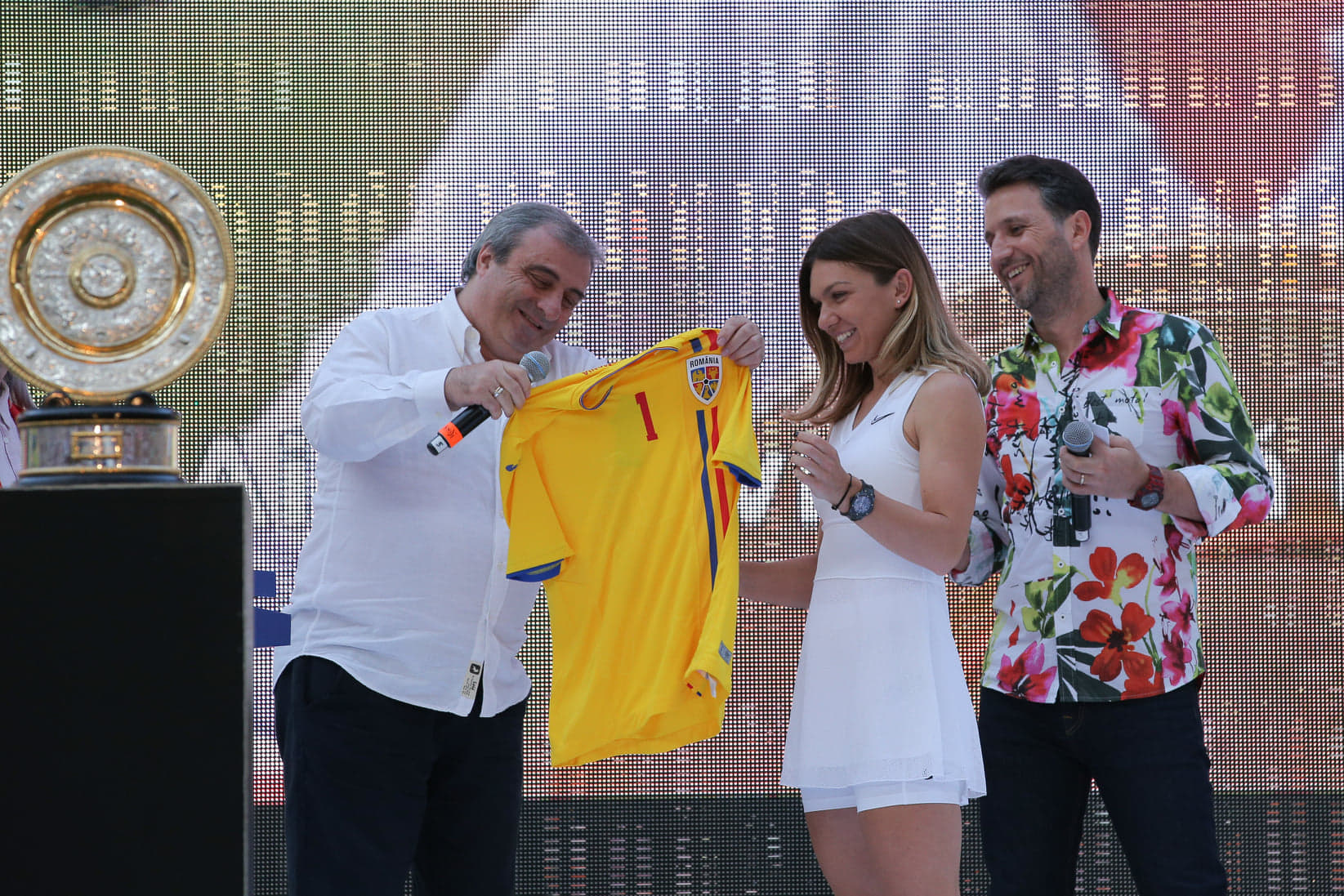 Simona Halep, aclamată de zeci de mii de oameni pe Arena Națională. Discurs emoționant al campioanei de la Wimbledon: „Acest trofeu este al țării”