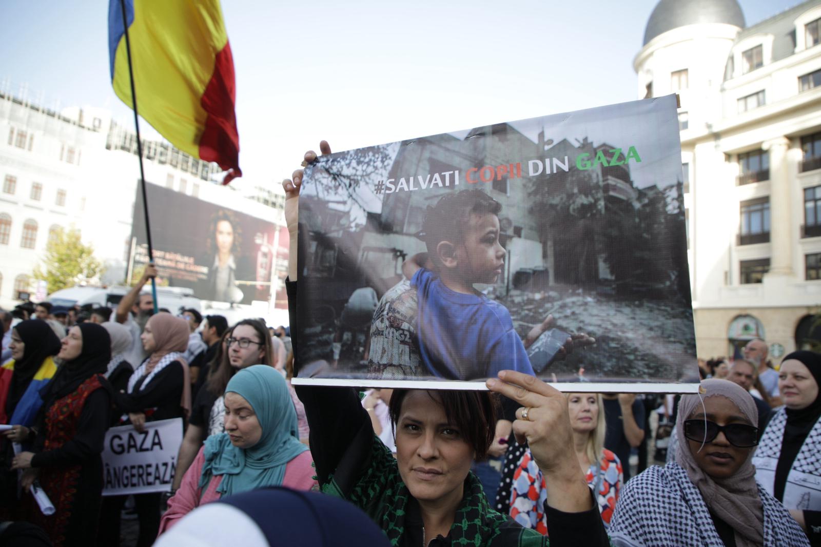 „Suntem aici pentru civili, nu pentru Hamas!” Protest pro Palestina în București. Astfel de manifestații au fost interzise în alte țări din Europa