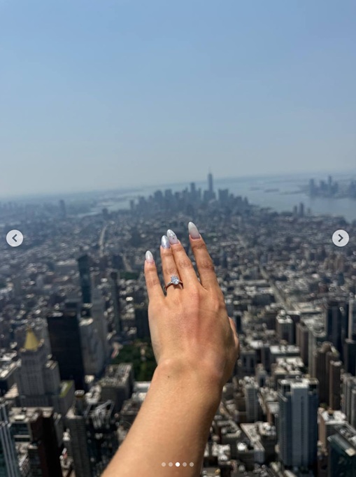 Un rus și-a cerut iubita de soție la 443 de metri înălțime, fără corzi, pe Empire State Building. Amândoi au fost arestați