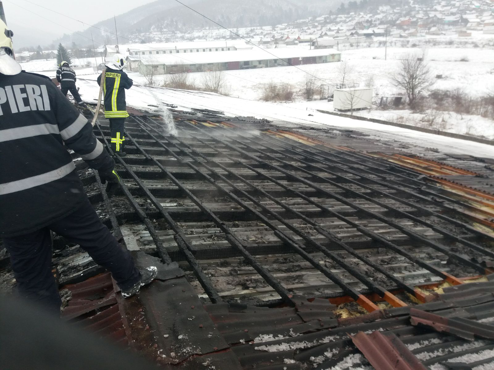 Incendiu la o fabrică de mobilă din judeţul Braşov. Acoperişul arde pe o suprafaţă de 500 metri pătrați/ FOTO