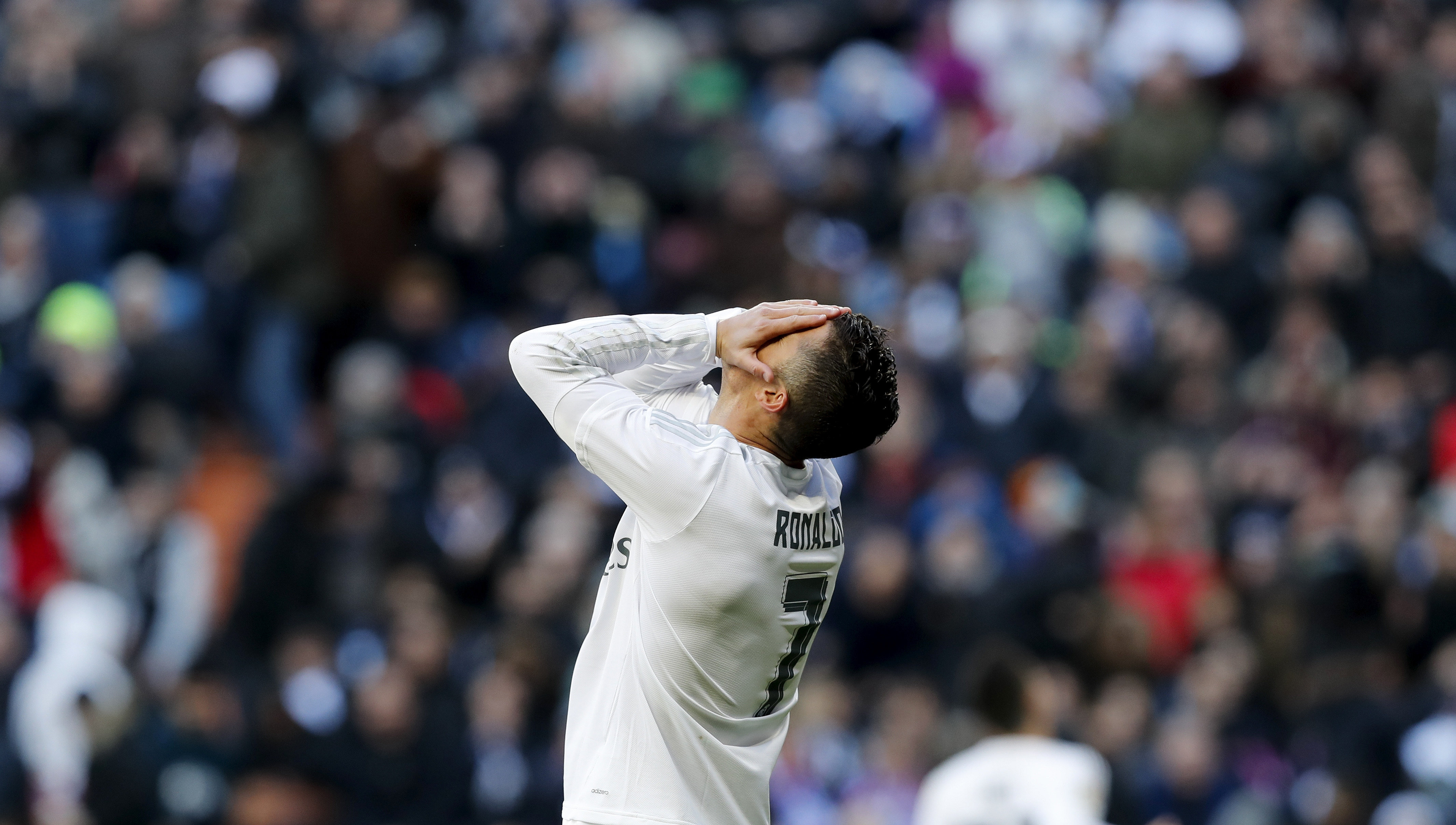 Real Madrid a pierdut, practic, titlul. ”Albii” nemulțumitului Ronaldo, bătuți din nou de rivala Atletico. Espanyol-ul lui Gâlcă a făcut show la Gijon / VIDEO