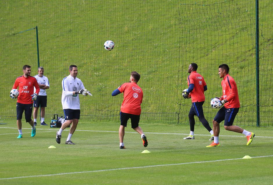 Francezii nu se tem de români. Didier Deschamps vrea să-l bage în sperieți pe Iordănescu și pune pe internet imagini video cu scheme de joc