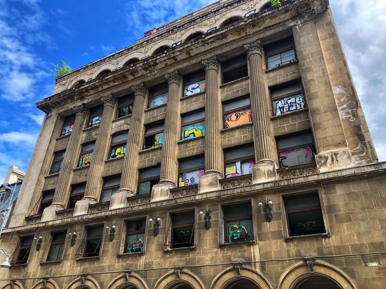 Blocul Rosenthal de pe Calea Victoriei intră în reparații. Fostul sediu al Băncii de Comerț Exterior, lăsat în paragină în ultimii 20 de ani / FOTO