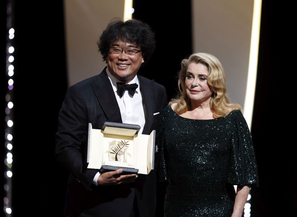 Filmul „Parasite” a câștigat trofeul Palme d'Or la Cannes 2019. Actrița celebră care i-a înmânat râvnitul premiu regizorului sud-coreean / FOTO&VIDEO