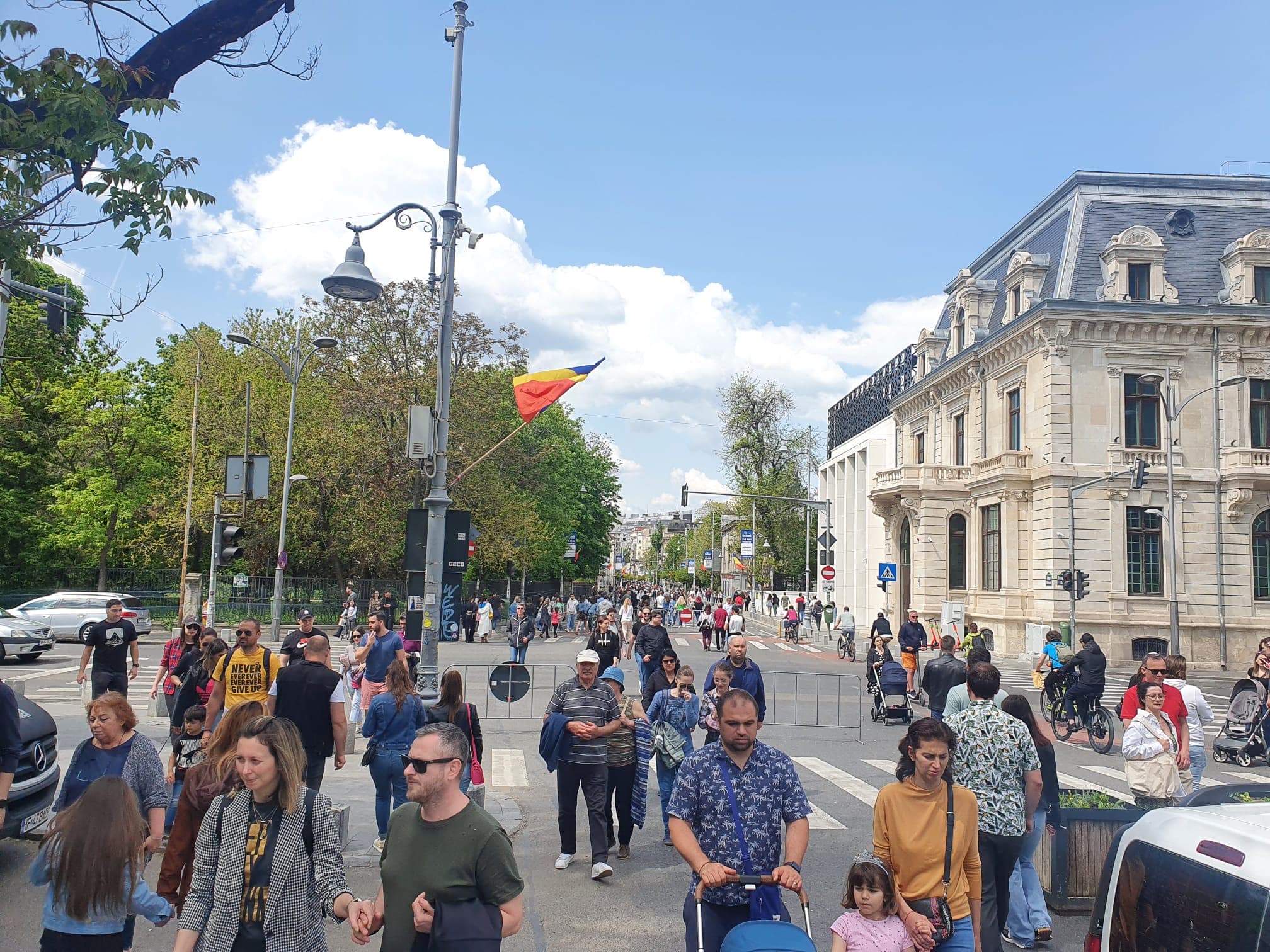 Ziua Muncii și a pietonilor. Mii de bucureșteni, la plimbare pe Calea Victoriei de 1 mai