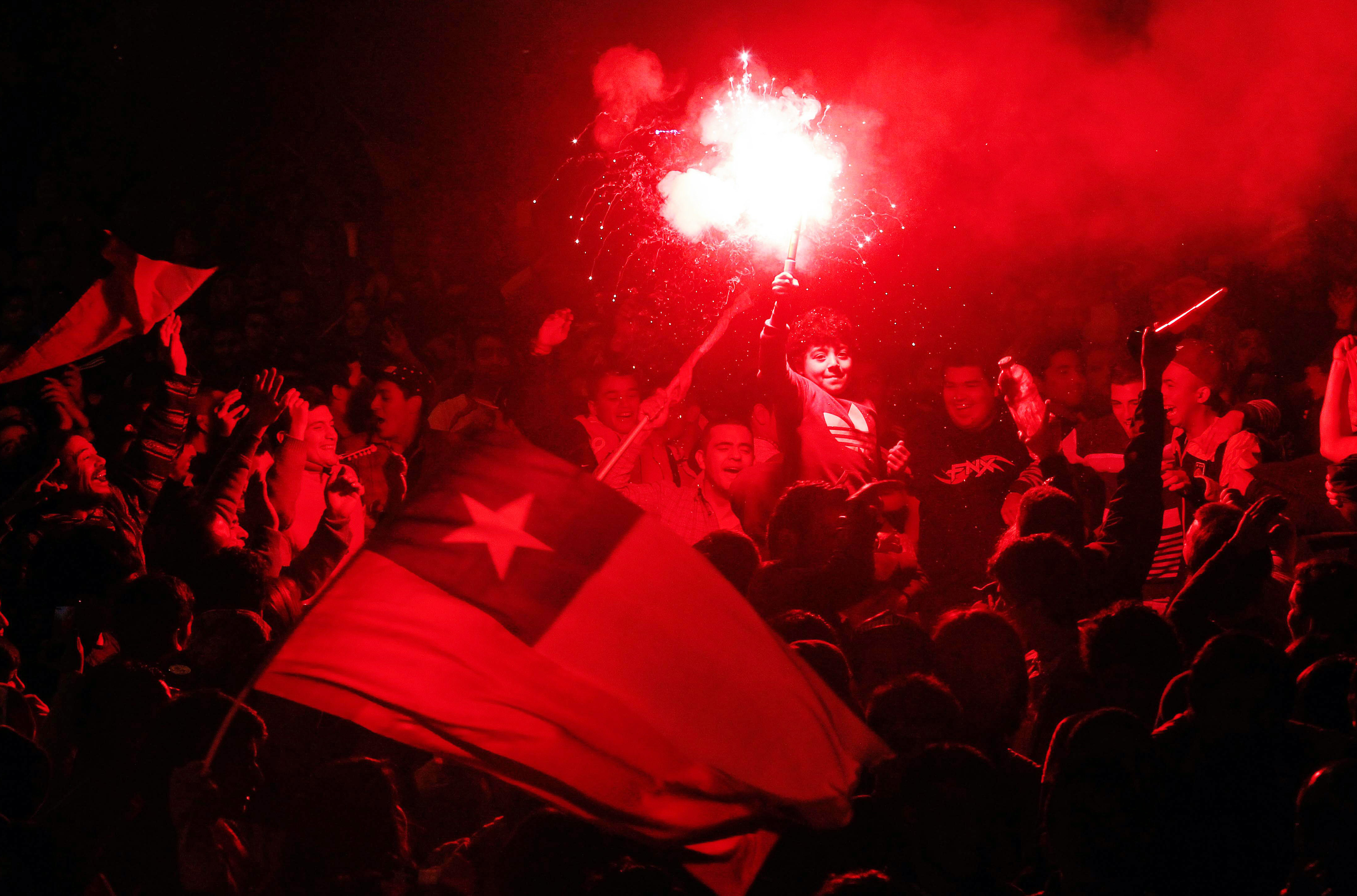 Chilienii au sărbătorit pe străzi câștigarea primei Copa America din istorie. ^A fost noapte albă la Santiago / GALERIE FOTO