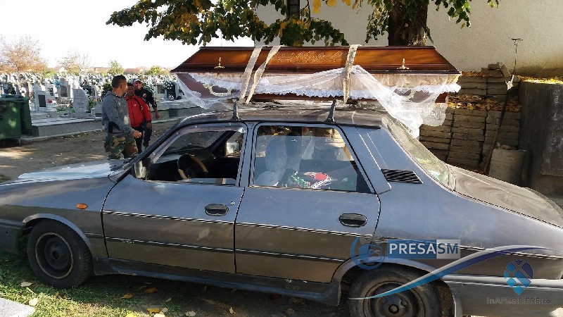 Un bărbat a transportat cadavrul fratelui cu mașina prin Satu Mare. Sicriul putea să cadă în orice moment