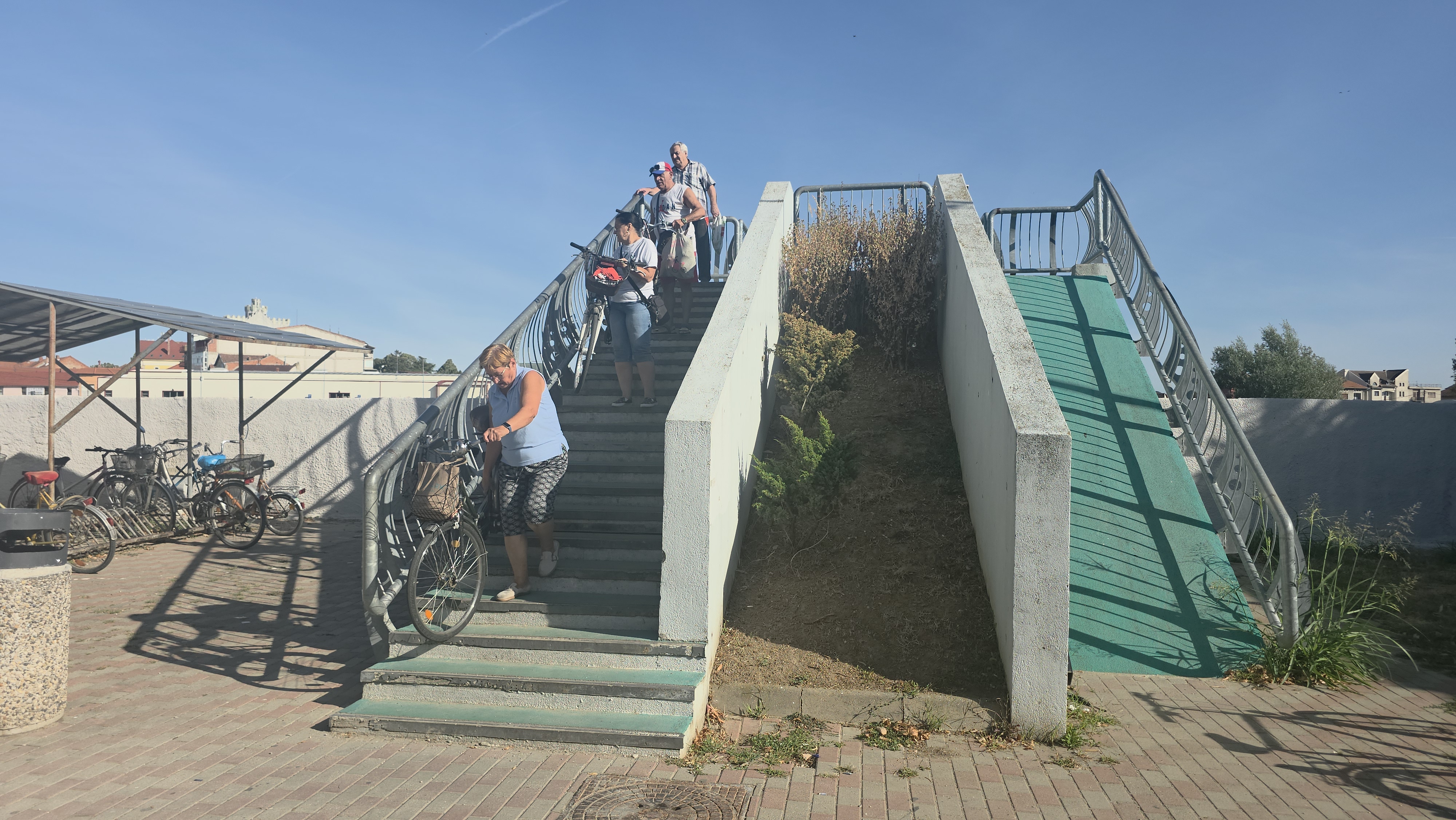 Pod pietonal inaugurat cu alai de fruntași PSD, inaccesibil oamenilor cu dizabilități, bicicliștilor, mamelor cu copii