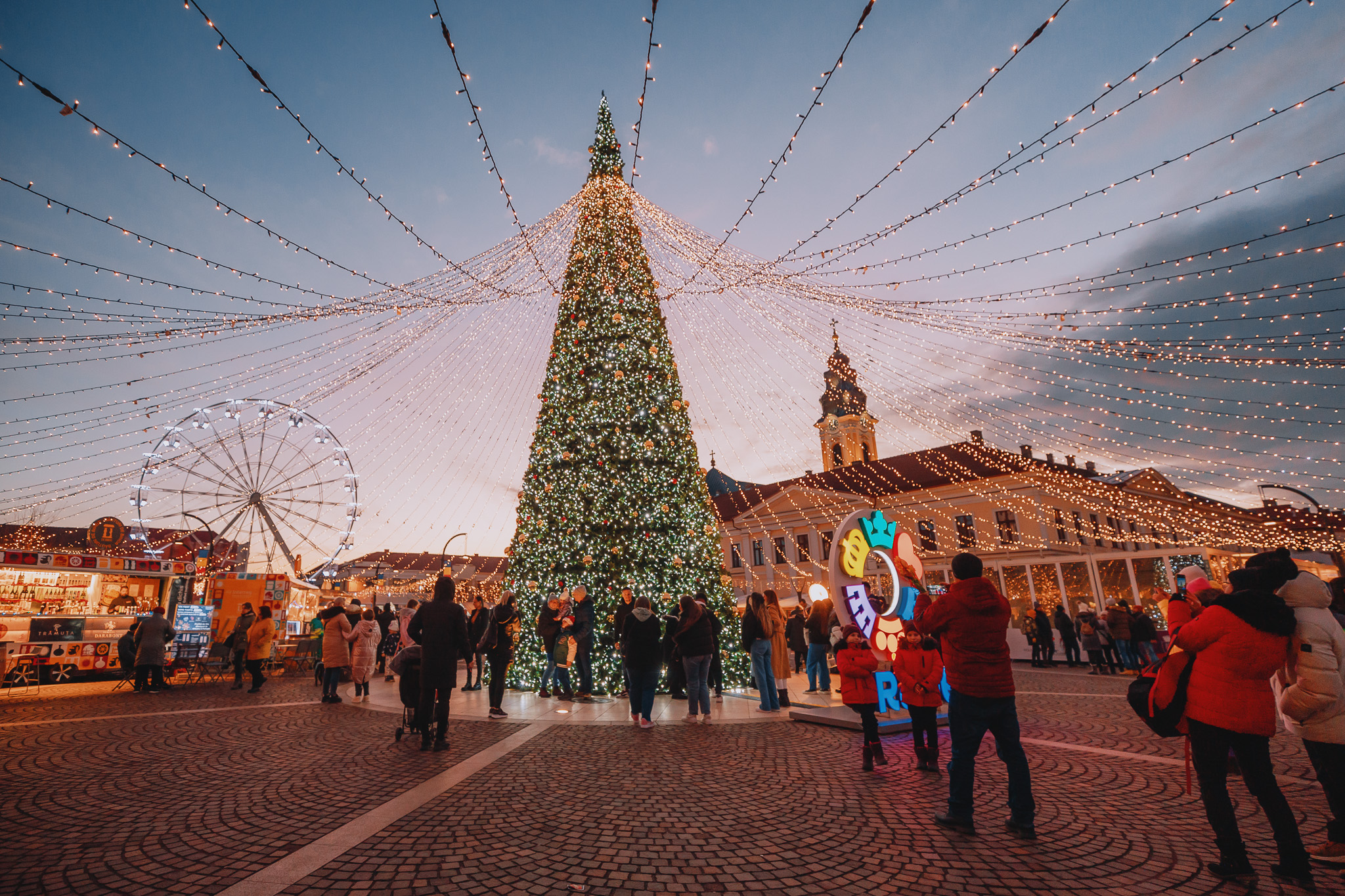 Târgul de Crăciun Oradea 2025. Miza pe artizanatul românesc, cu produse create de meșteșugari + un patinoar de 30 de metri lungime