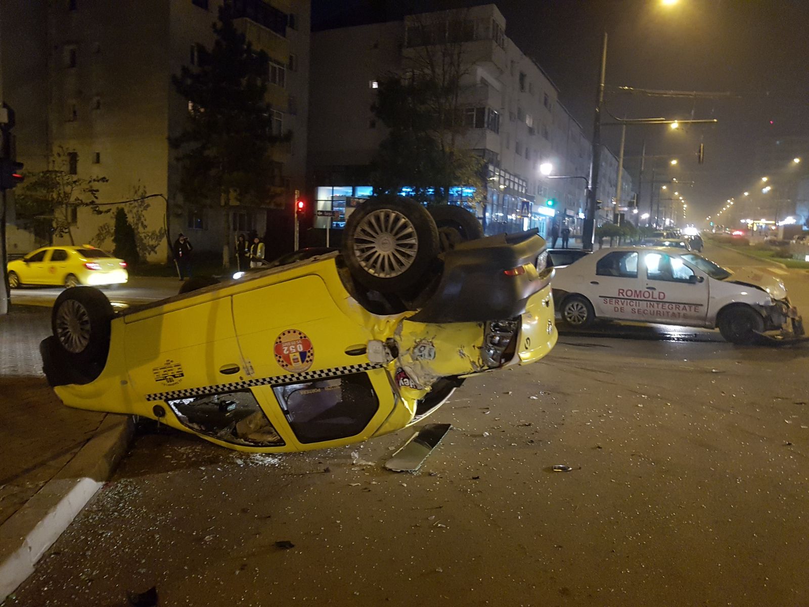 S-a răsturnat cu taxiul în urma unui accident spectaculos în Vaslui. Șoferul, la un pas de moarte | FOTO