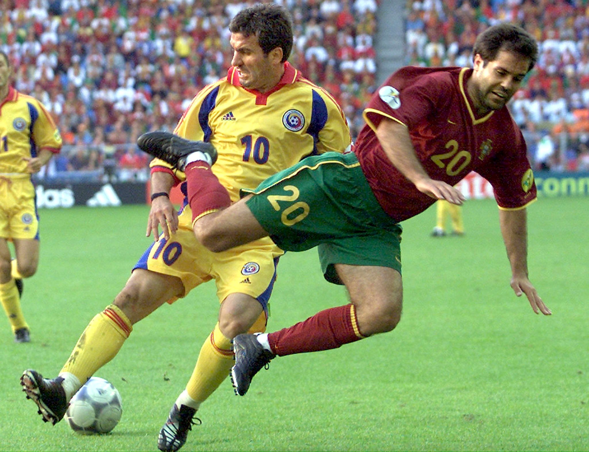 Gică Hagi, magicianul României, împlinește astăzi 51 de ani! Și-a iubit naționala la fel de mult cât și-a iubit mama! Noi de ce nu l-am iubi o viață? GALERIE FOTO & VIDEO